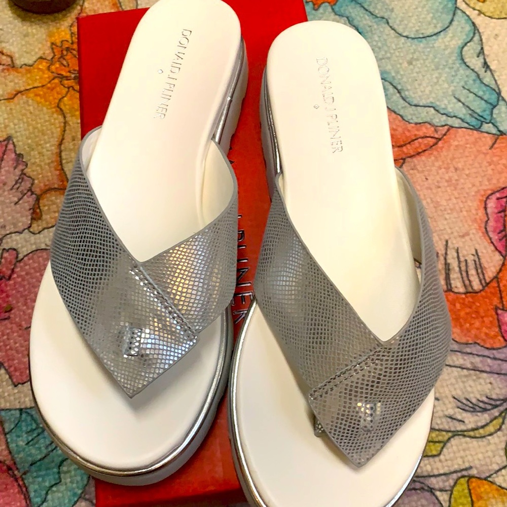 NIB Donald J Pliner silver viperina Lees-va shoe 9
